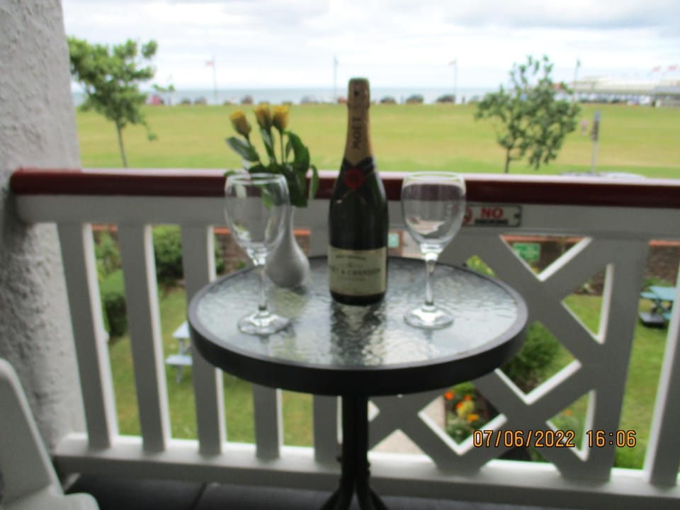 Sefton Lodge SEAFRONT ,PANORAMIC SEA VIEW ENSUITE BALCONY ROOMS AVAILABLE, GUEST GARDEN Bed and Breakfast in Paignton
