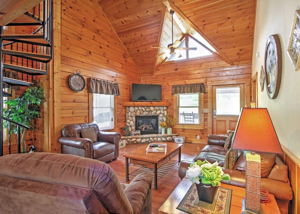 Luxury Resort Cabin, 5 min to Dollywood, Smoky Mountain Charm! Cabin in Pigeon Forge
