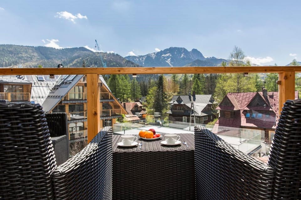 Mountain view, Pool view