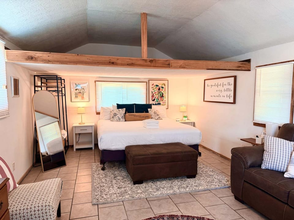 Open Concept Cabin for 2 - Near Ark Encounter! Cabin in Williamstown