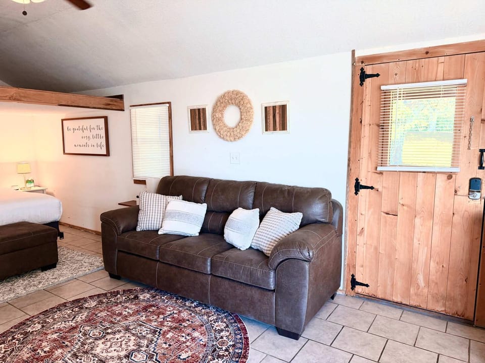 Open Concept Cabin for 2 - Near Ark Encounter! Cabin in Williamstown