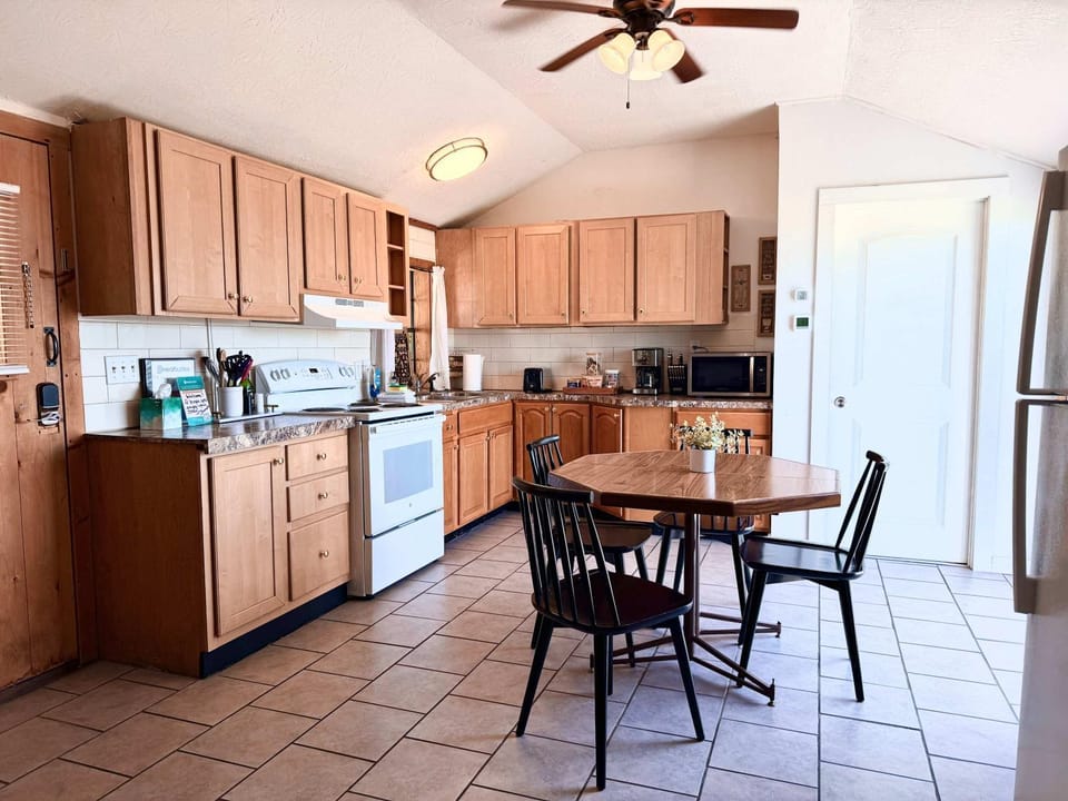 Open Concept Cabin for 2 - Near Ark Encounter! Cabin in Williamstown