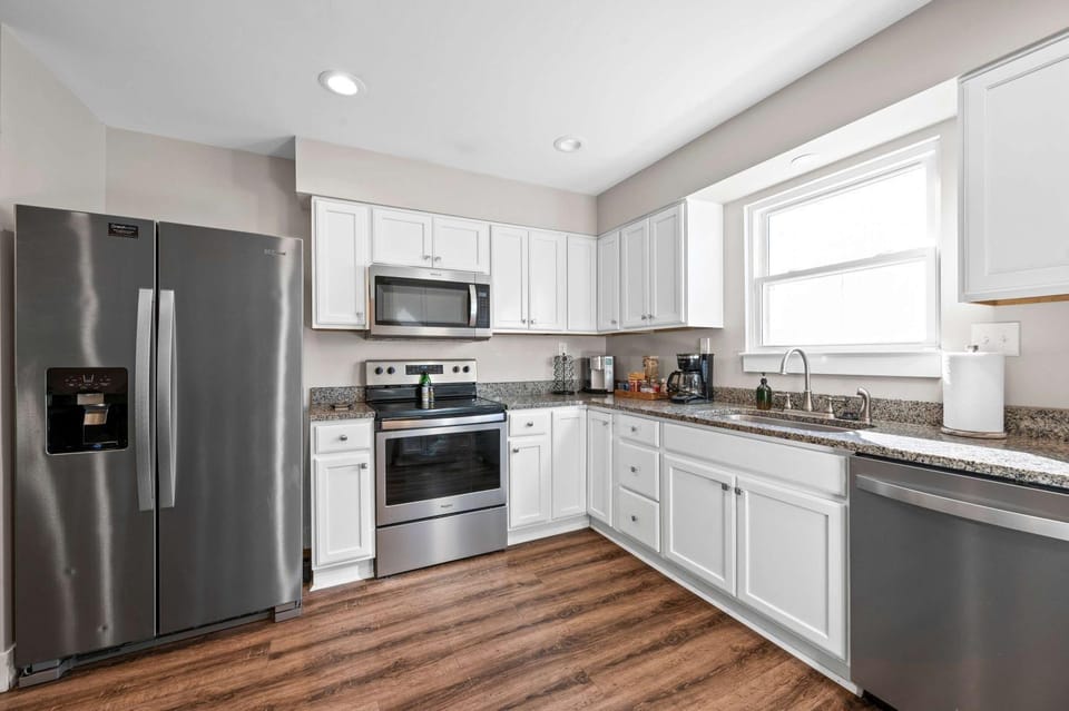 Spacious 6BR Near Ark! Ample Parking, 3 Full Baths House in Williamstown