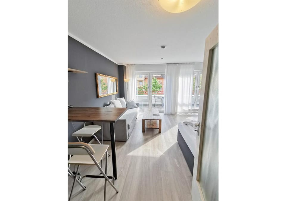 CF44 30m2 Quiet Central Balcony and Netflix Apartment in Heidelberg