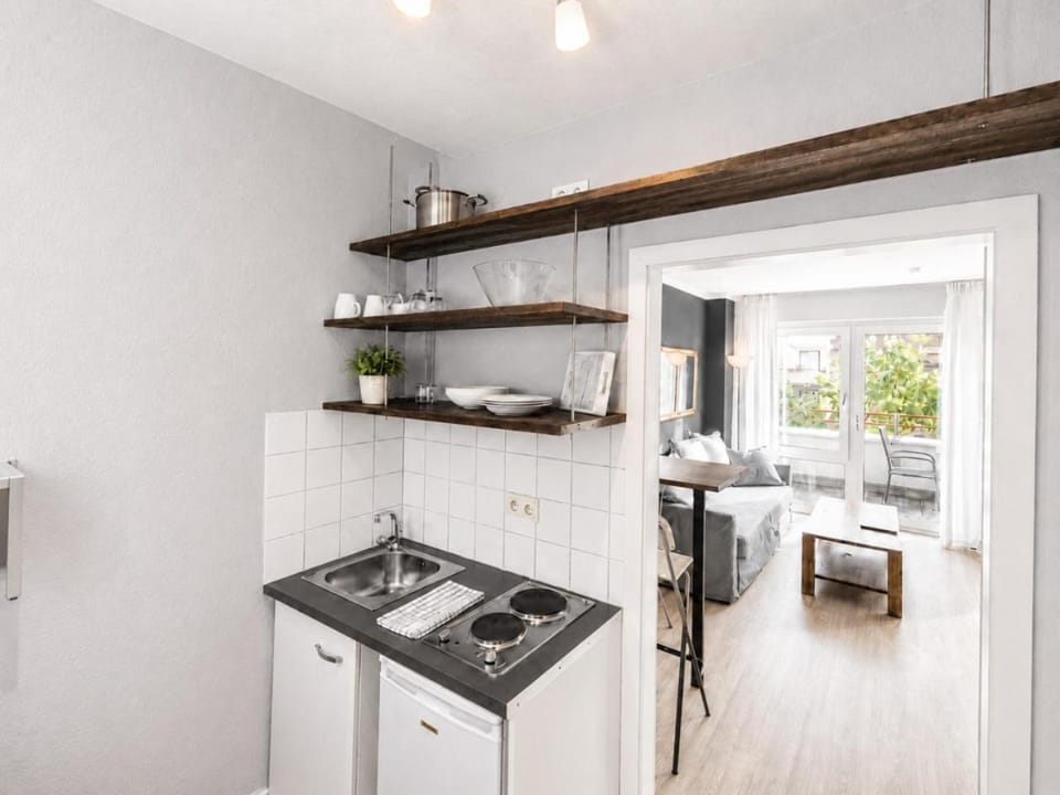 CF44 30m2 Quiet Central Balcony and Netflix Apartment in Heidelberg