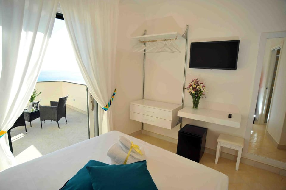 Balcony/Terrace, Photo of the whole room, Bedroom, Sea view