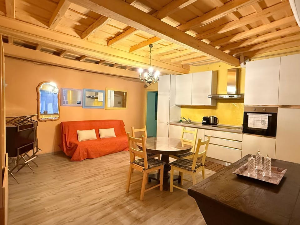 TV and multimedia, Living room, Photo of the whole room, Seating area, Dining area, air conditioner