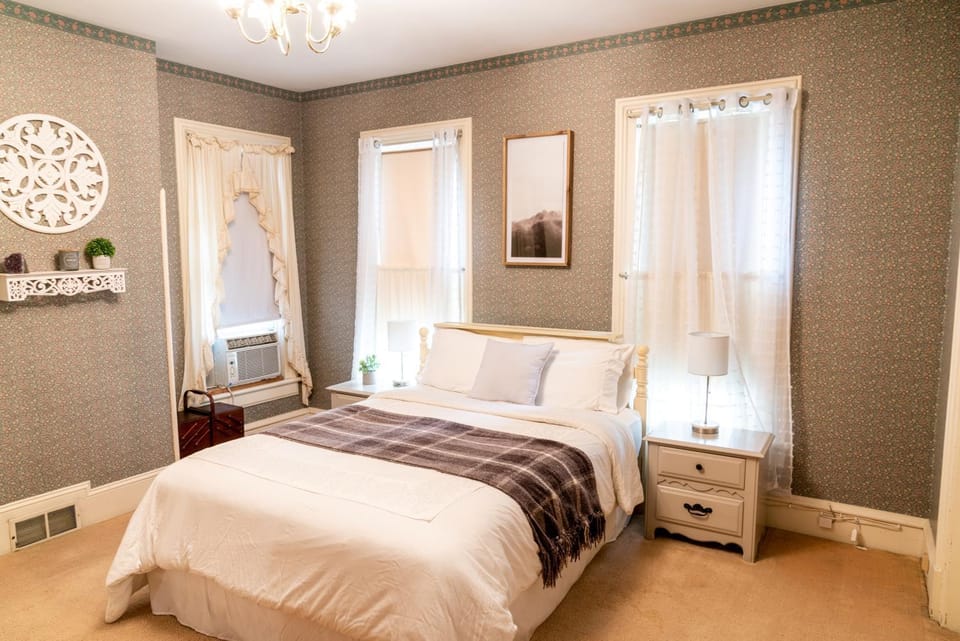 CHARMING EXECUTIVE VICTORIAN MANSION w/ FREE PARKING - near Bucknell House in Pennsylvania