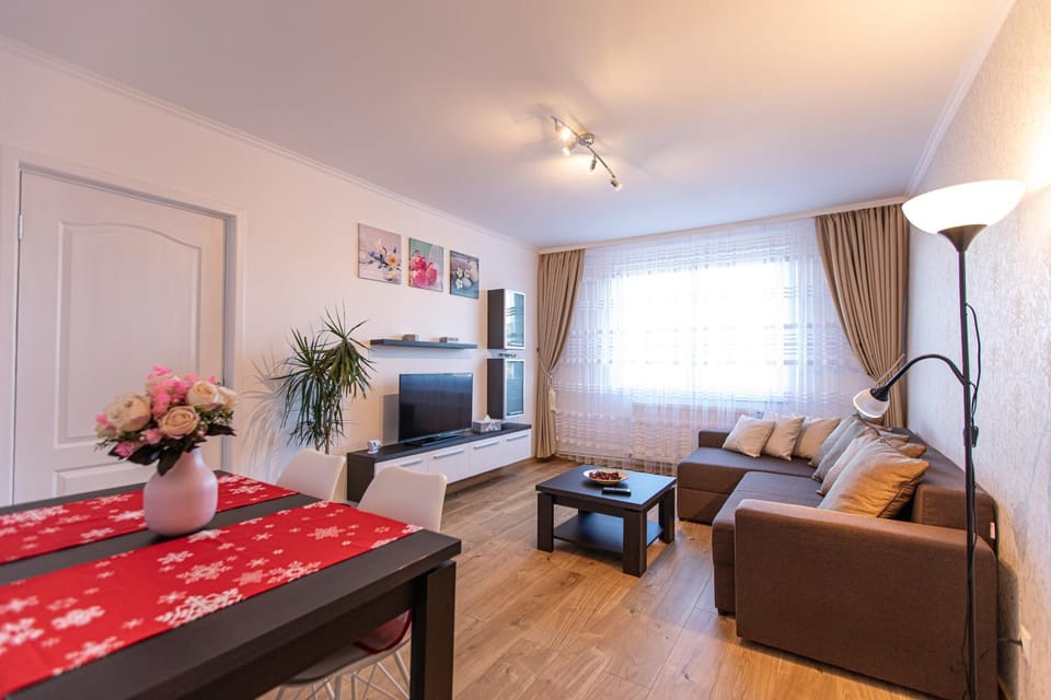 Communal lounge/ TV room, TV and multimedia, Living room, Seating area, Dining area