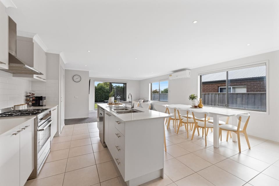 Kitchen or kitchenette, Dining area, dishwasher, minibar, pet friendly, stove