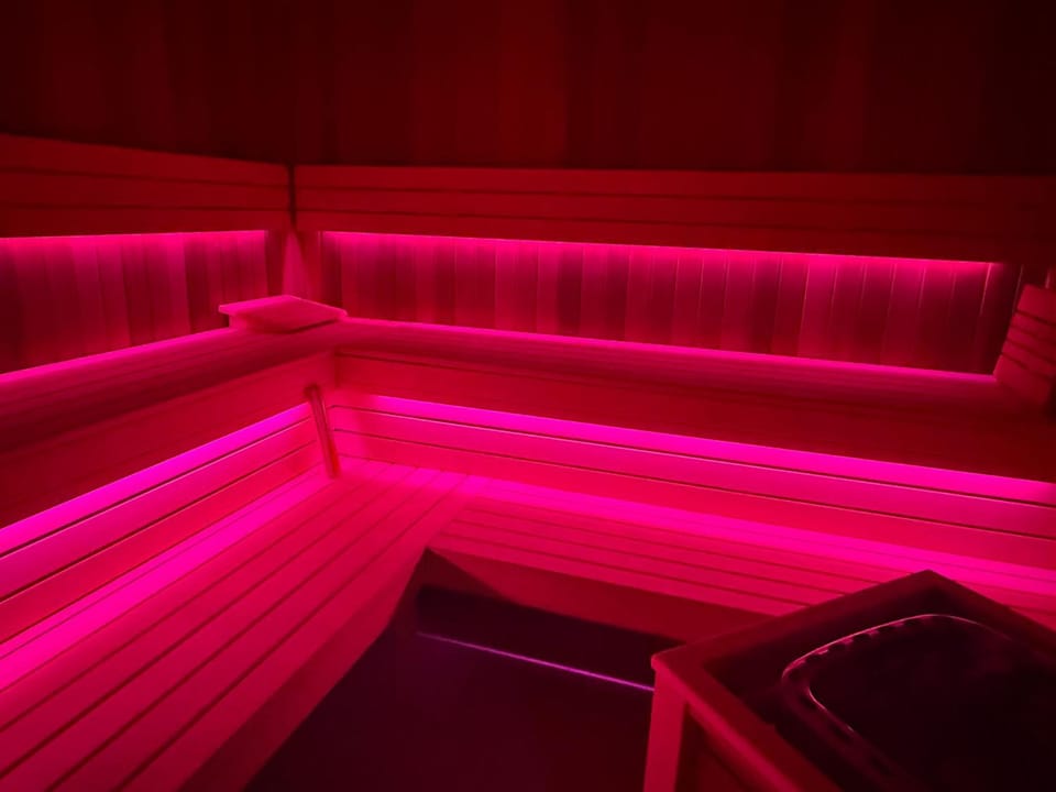 Property building, Sauna, Spa and wellness centre/facilities, Swimming pool