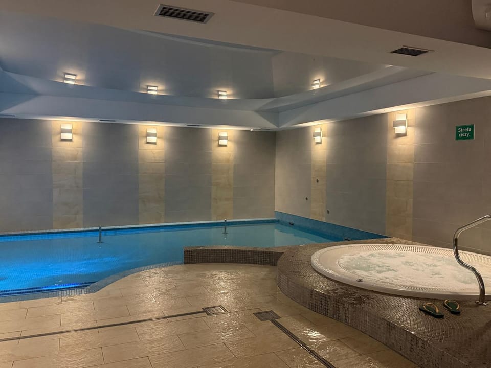 Property building, Hot Tub, Spa and wellness centre/facilities, Swimming pool