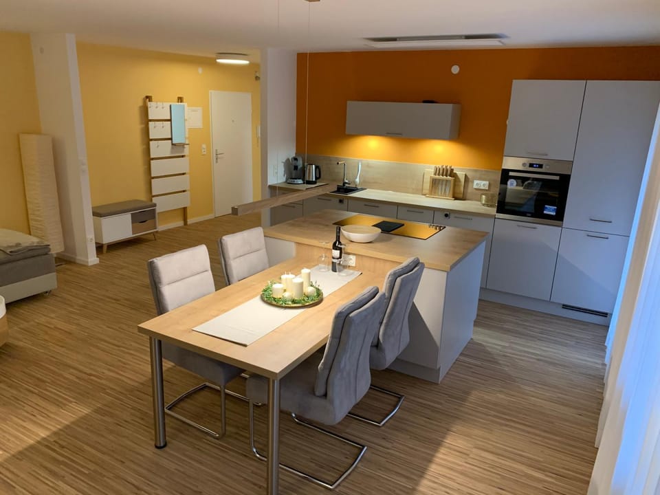 Kitchen or kitchenette, Dining area