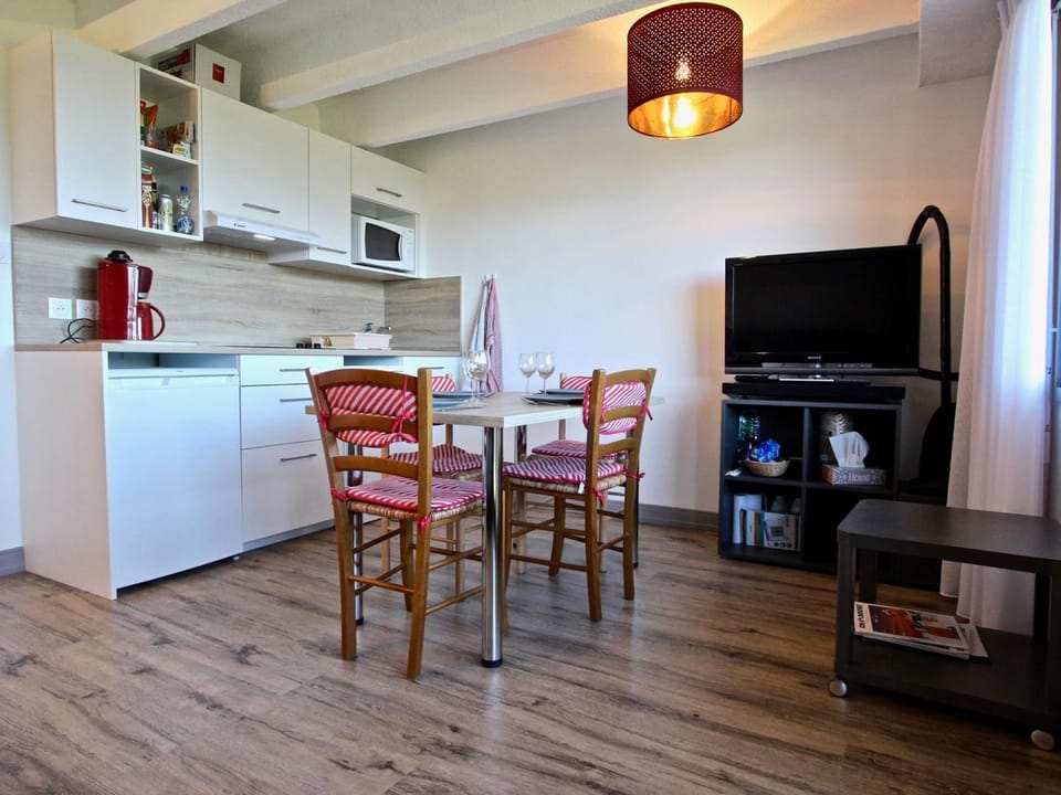 Studio cabine avec balcon et parking couvert - FR-1-340-186 Cabin in Provence