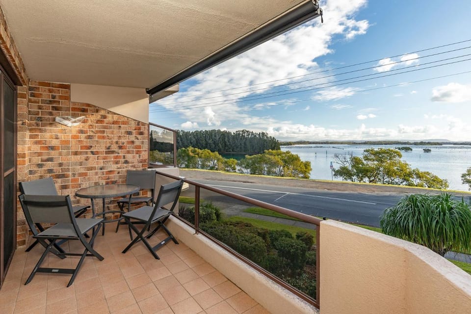 View (from property/room), Balcony/Terrace, Seating area, Lake view, River view