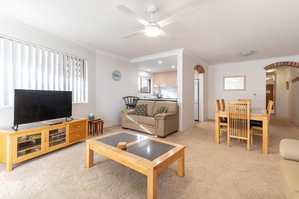 TV and multimedia, Kitchen or kitchenette, Living room, Seating area, Dining area