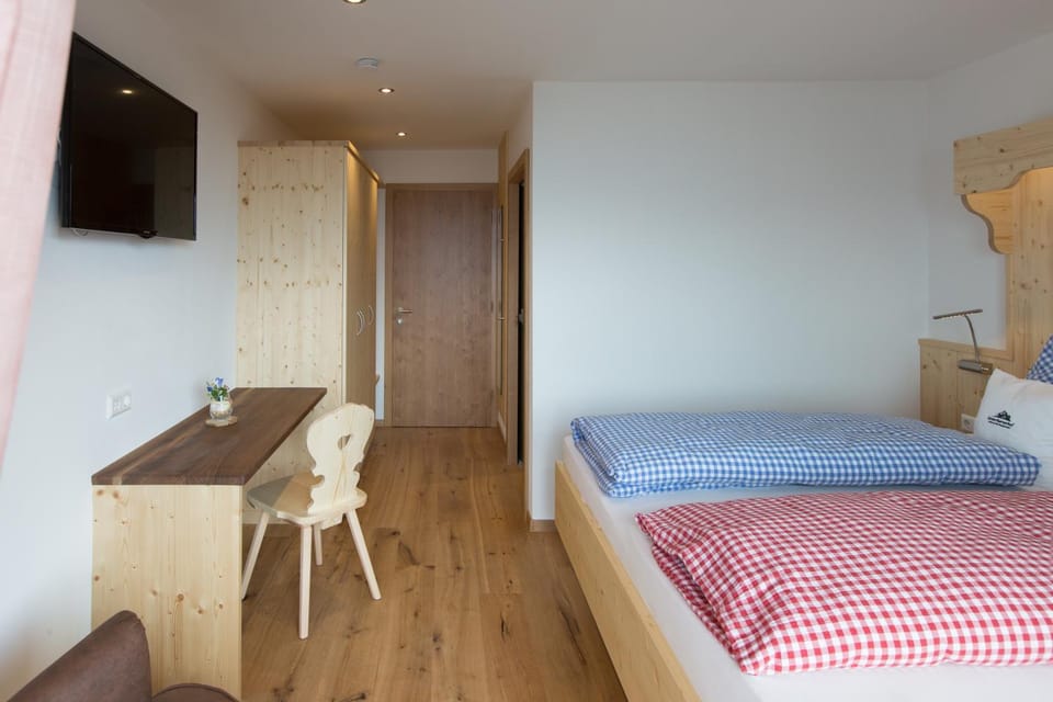 Bed, TV and multimedia, Photo of the whole room