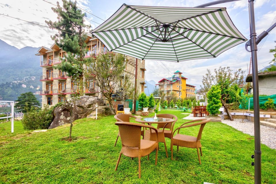 Property building, Day, Natural landscape, Garden, Garden, Dining area, Garden view