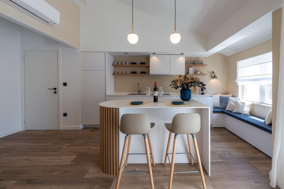 Kitchen or kitchenette, Seating area