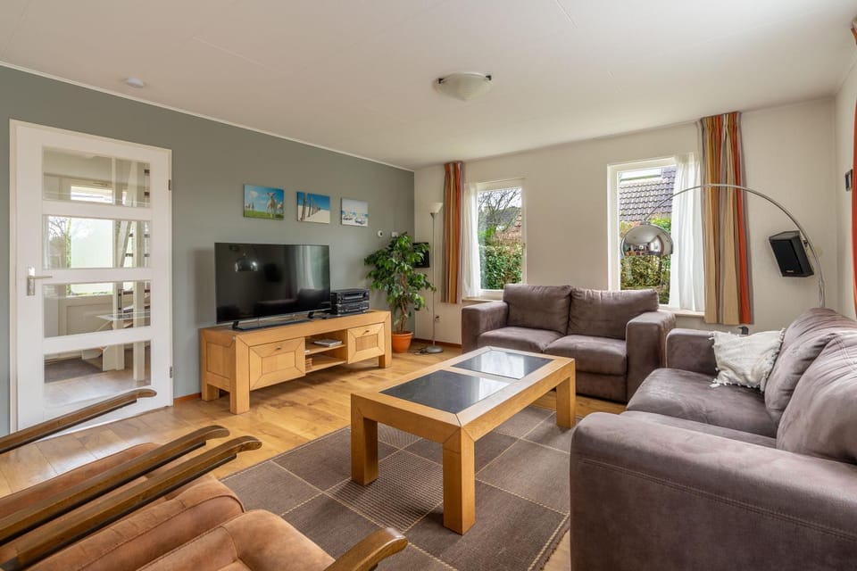 TV and multimedia, Living room, Seating area, Evening entertainment