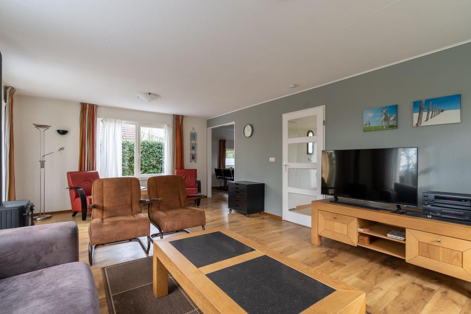 TV and multimedia, Living room, Seating area, Evening entertainment
