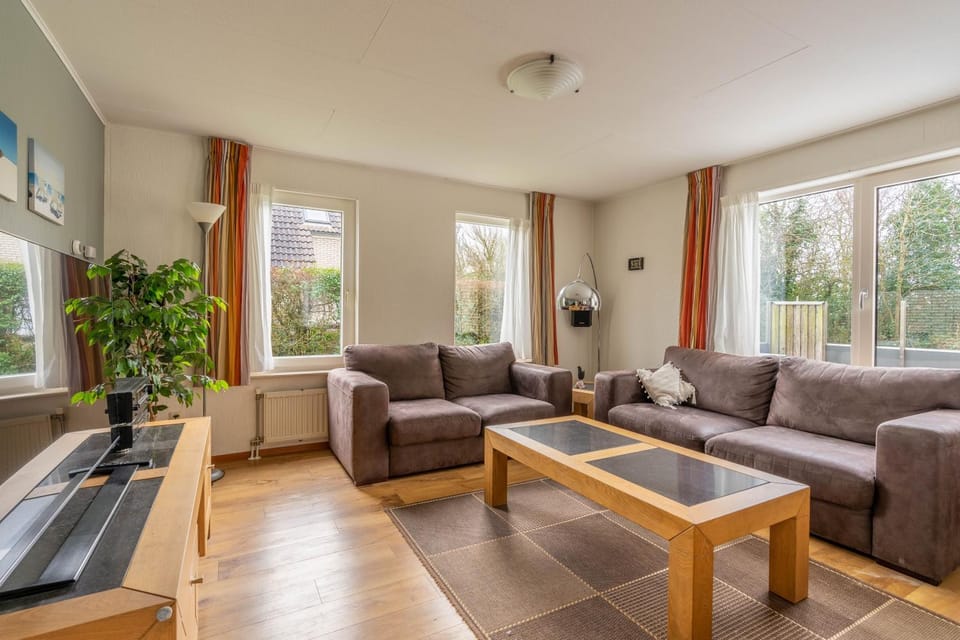TV and multimedia, Living room, Seating area, Evening entertainment