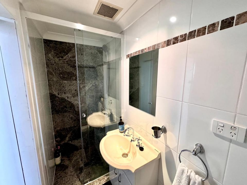 Shower, Bathroom, towels
