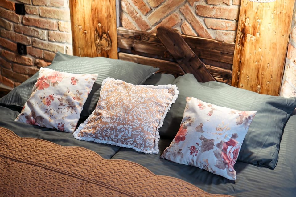 Bed, Photo of the whole room, Seating area, Bedroom