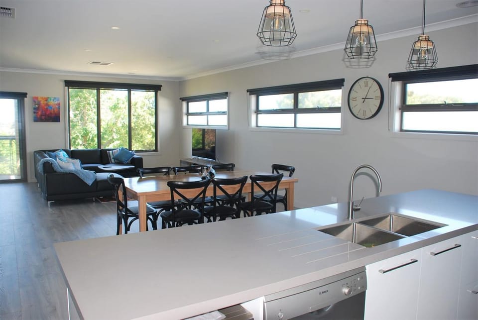 Dining area, kitchen