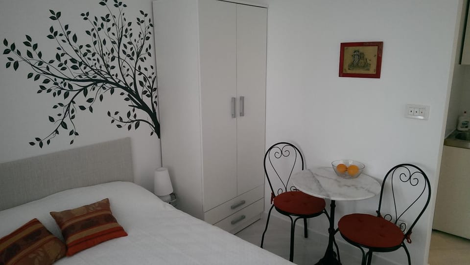 Seating area, Dining area, Bedroom