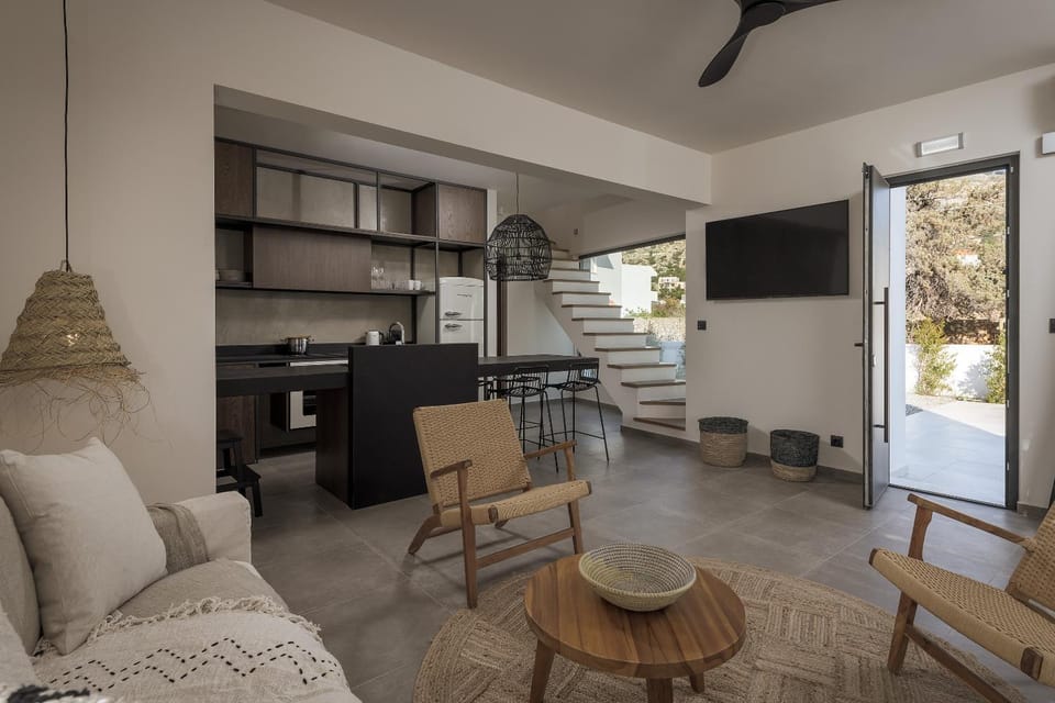 Kitchen or kitchenette, Living room, Seating area, Dining area