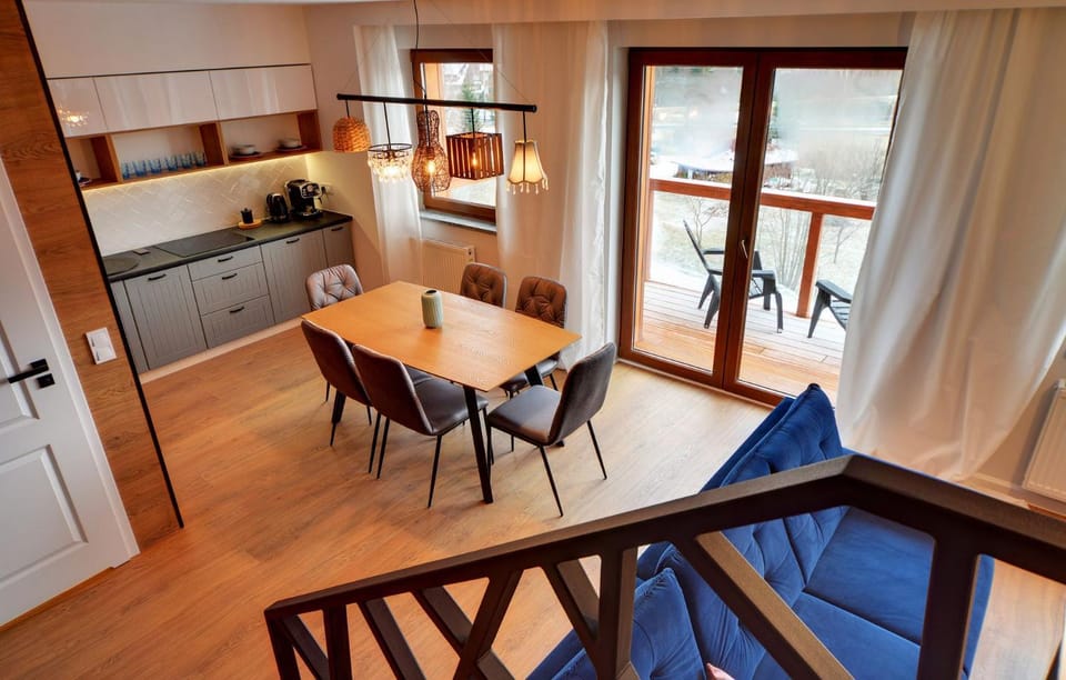 Kitchen or kitchenette, Seating area