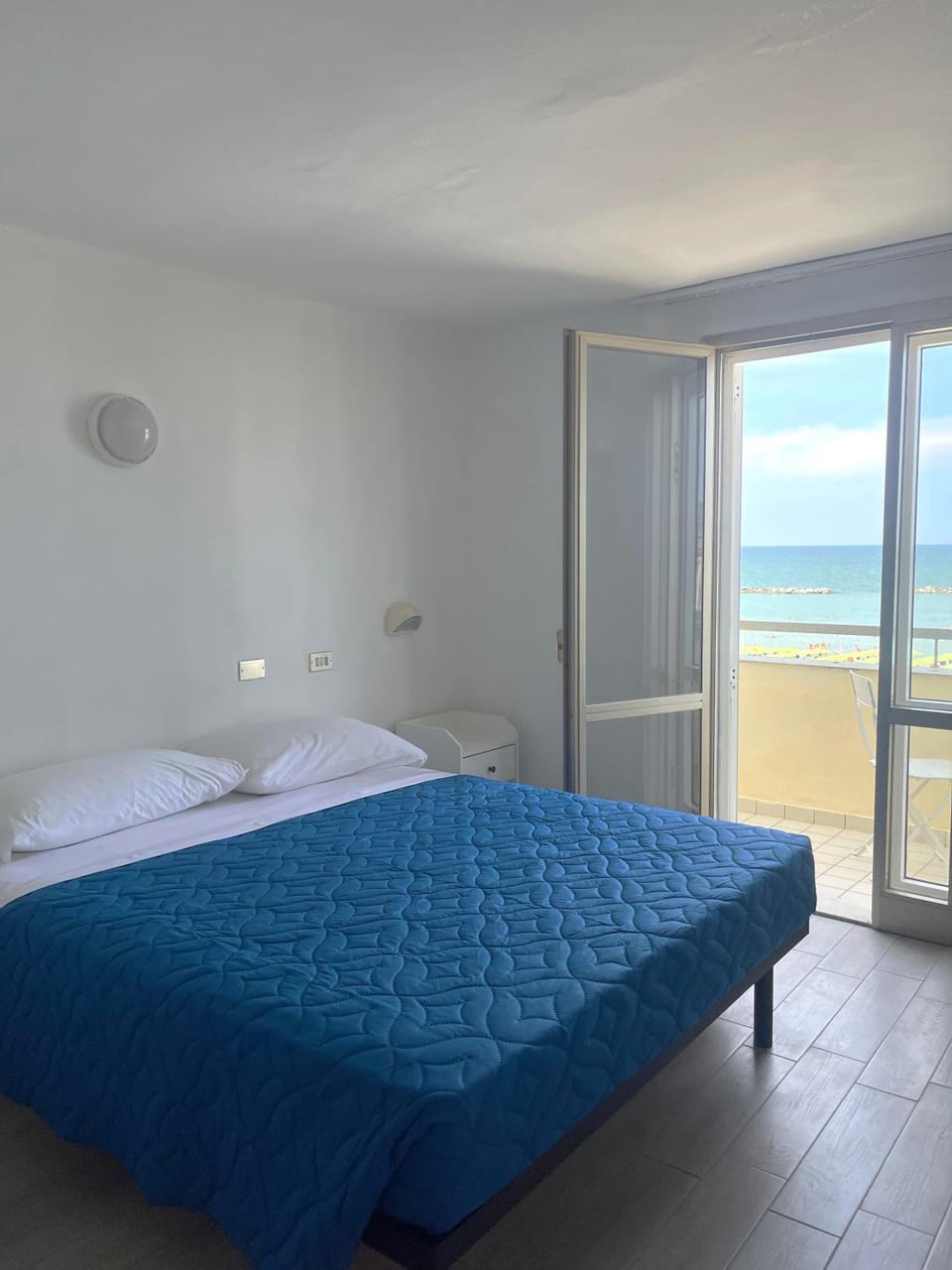 Photo of the whole room, Sea view
