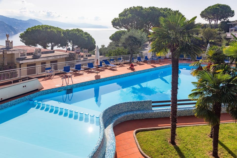 Swimming pool, sunbed