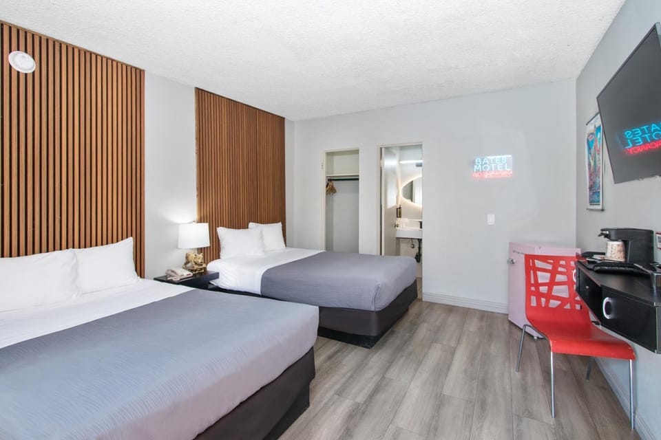 Bed, TV and multimedia, Evening entertainment, Bedroom