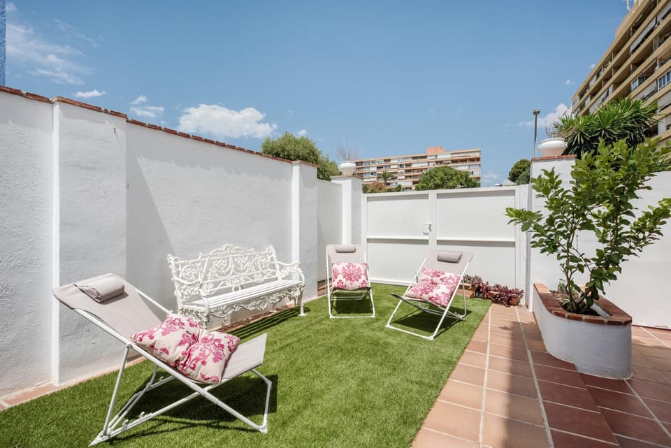 Property building, Balcony/Terrace, Living room