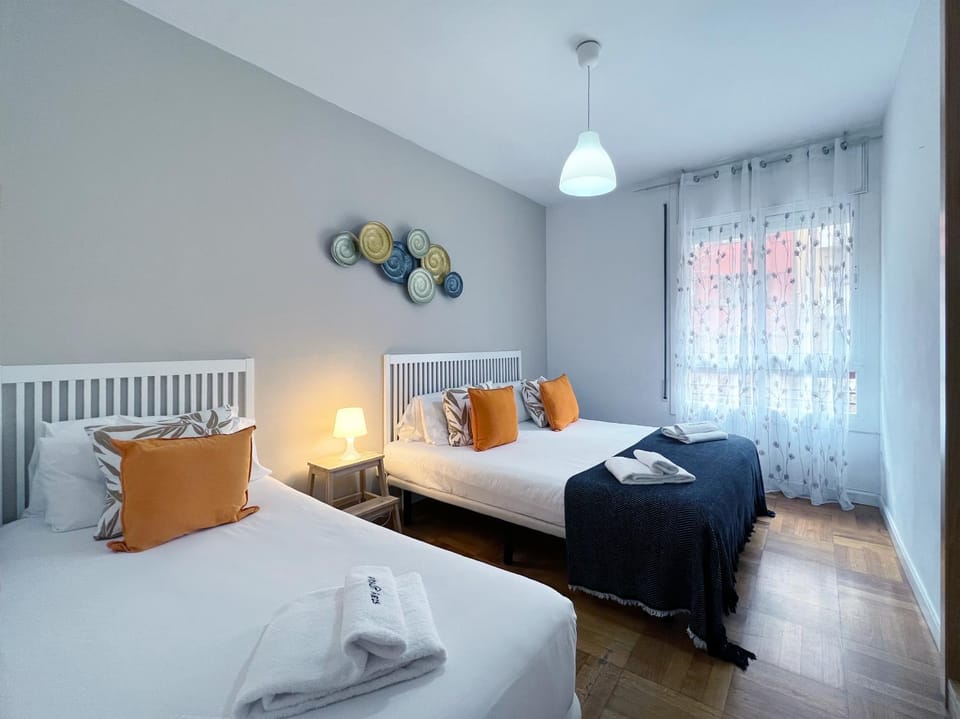 Photo of the whole room, Bedroom