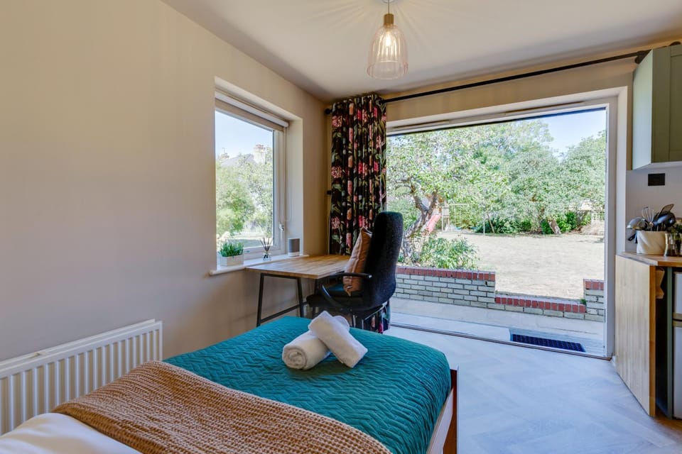 Pass the Keys Charming and Central Garden Studio Flat Free Parking Apartment in Cambridge