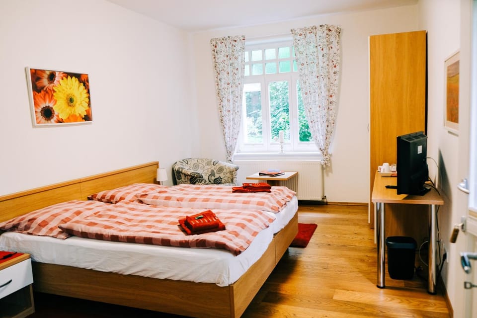 Bed, TV and multimedia, Photo of the whole room, Bedroom, towels, wardrobe