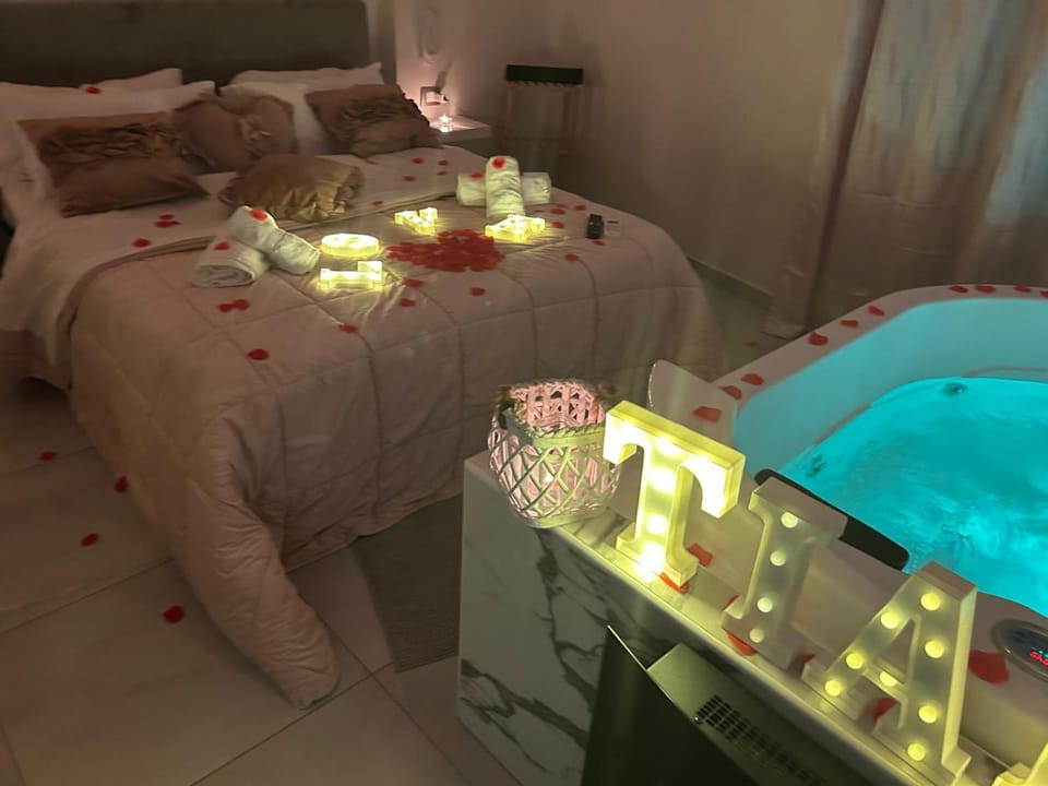 Hot Tub, Hot Tub, Bedroom, Food