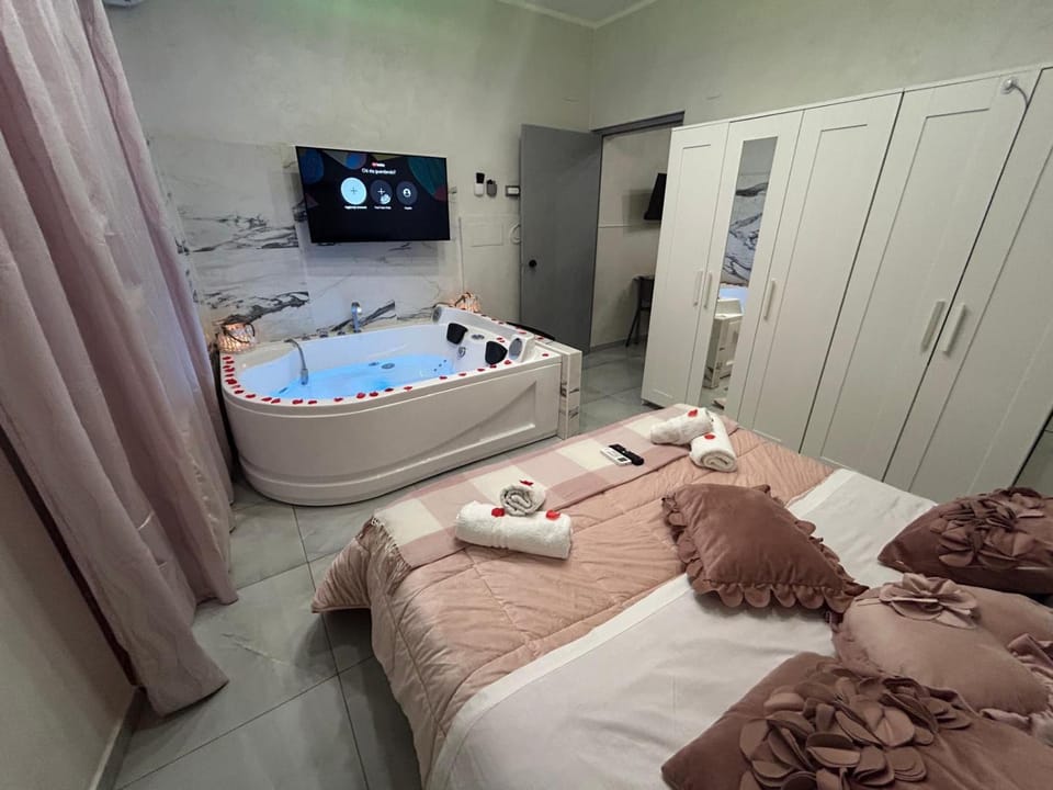 Hot Tub, Hot Tub, Bedroom