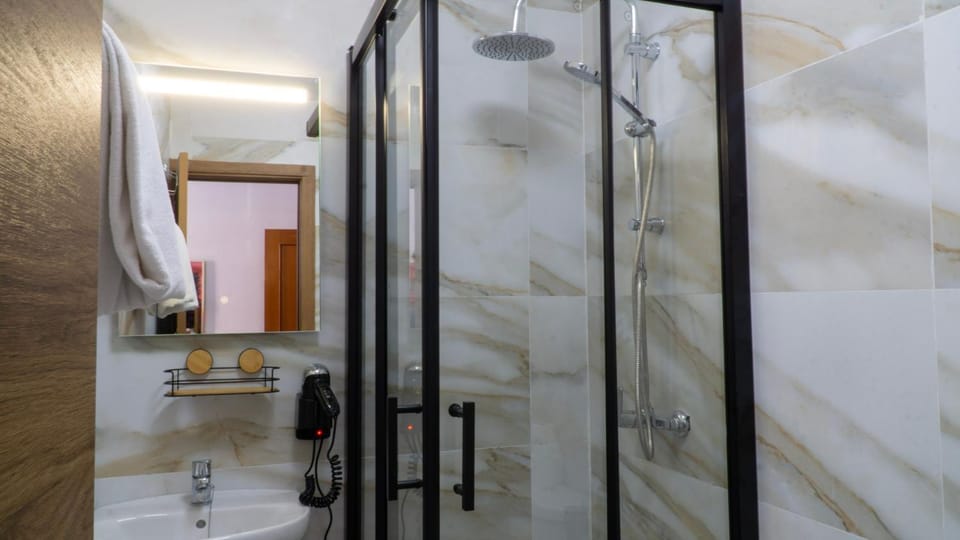 Shower, Bathroom, towels