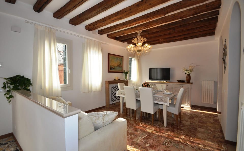 TV and multimedia, Living room, Seating area, Dining area