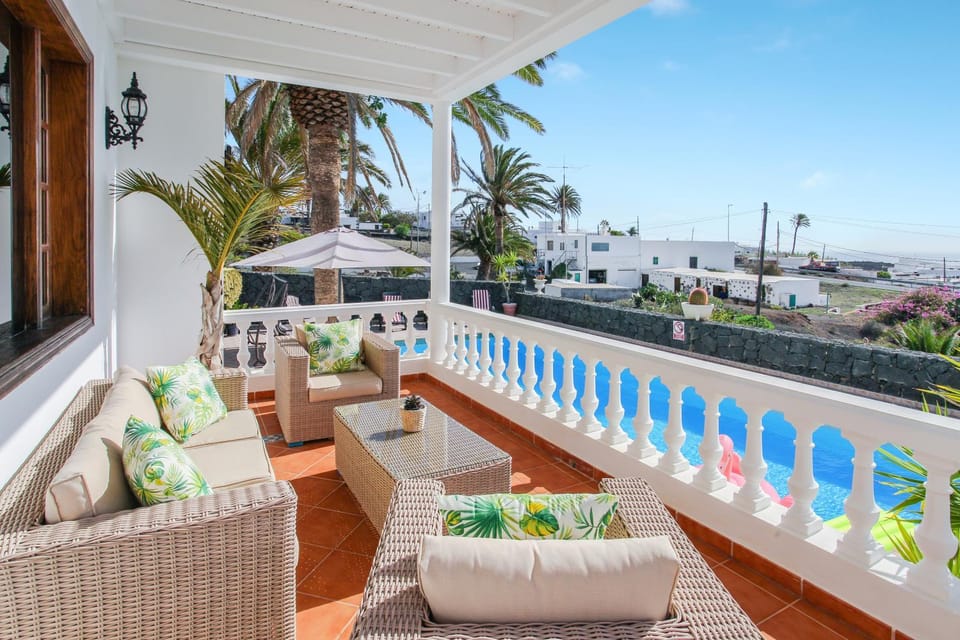Property building, Balcony/Terrace, Living room