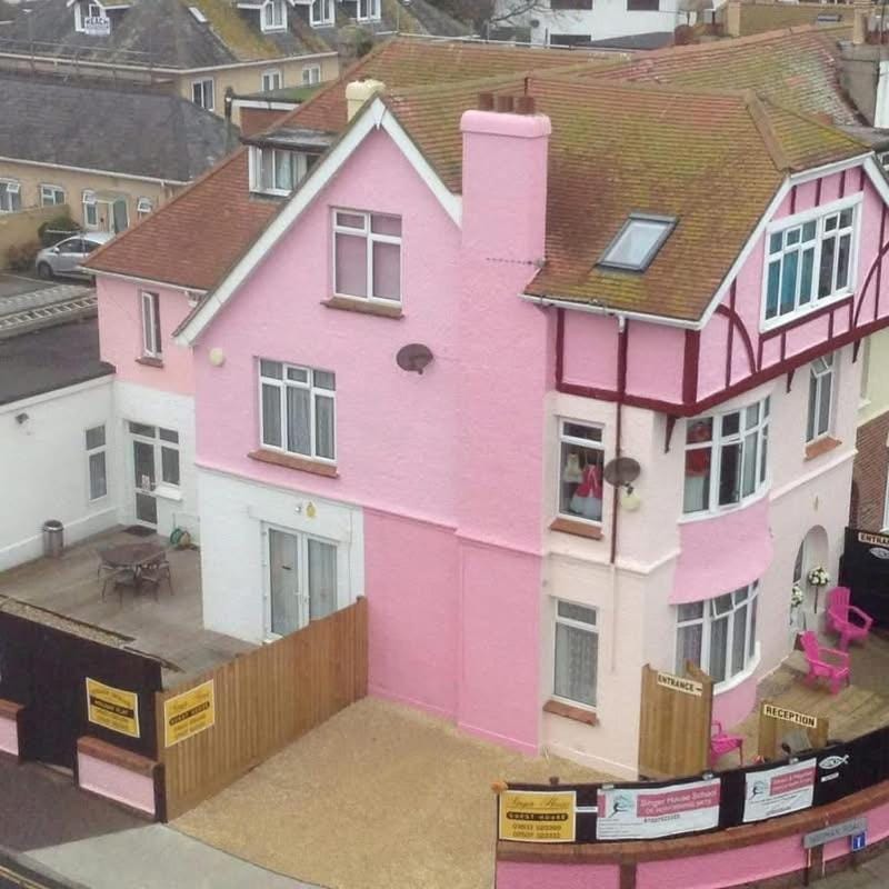 2 BEDROOM FAMILY GARDEN SUITE In Front of the Pier & Beach ,Private Car & Entrance & 1 Double bed & 3 Single beds,Newly Painted Apartment in Paignton