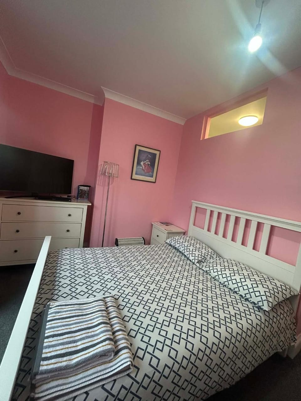 2 BEDROOM FAMILY GARDEN SUITE In Front of the Pier & Beach ,Private Car & Entrance & 1 Double bed & 3 Single beds,Newly Painted Apartment in Paignton