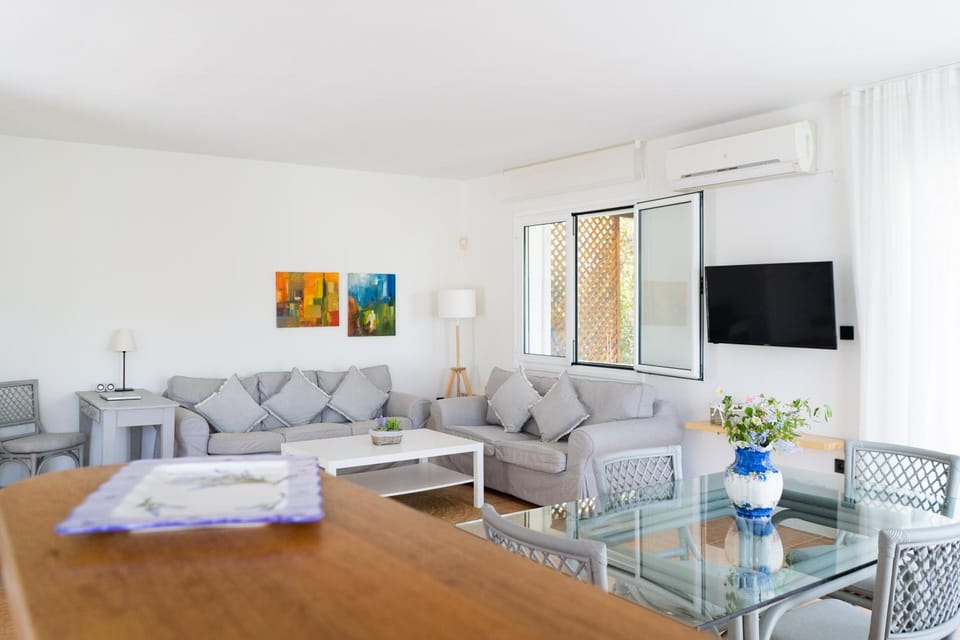 TV and multimedia, Living room, Seating area, Dining area, air conditioner