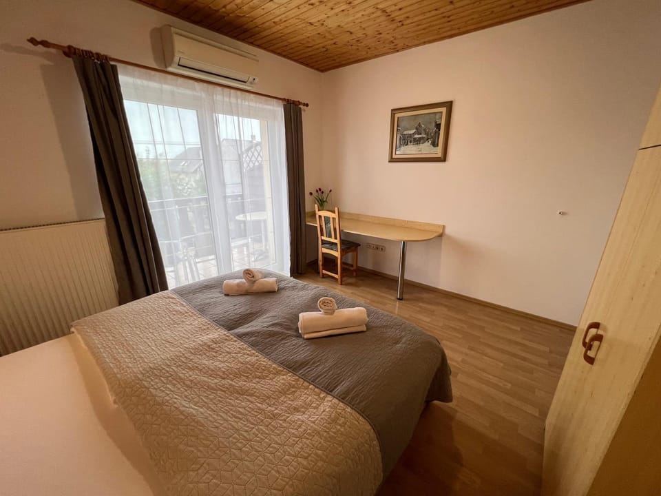 Bed, Bedroom, towels
