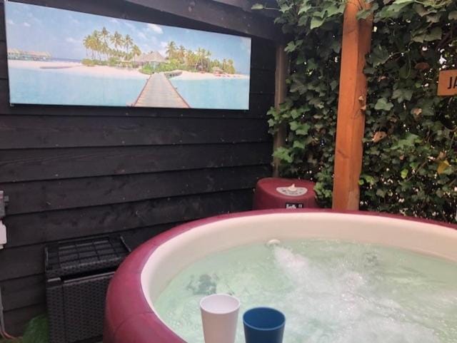 Luxe WELLNESS apartment Apeldoorn with JACUZZI and SAUNA Apartment in Overijssel (province)