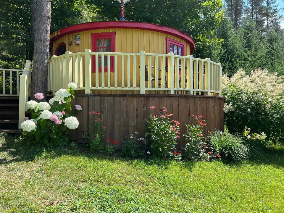 La Maison sous les arbres Luxury tent in Shawinigan